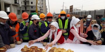 ТҮРКІСТАН: ҚҰРЫЛЫСШЫЛАРҒА НАУРЫЗ КӨЖЕ ТАРАТЫЛДЫ