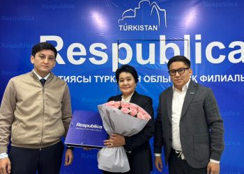 ТҮРКІСТАН: «RESPUBLICA» ПАРТИЯСЫНЫҢ ӨКІЛДЕРІ ҰЛАҒАТТЫ ҰСТАЗДАРҒА ҚҰРМЕТ КӨРСЕТТІ