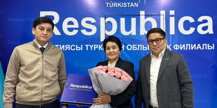 ТҮРКІСТАН: «RESPUBLICA» ПАРТИЯСЫНЫҢ ӨКІЛДЕРІ ҰЛАҒАТТЫ ҰСТАЗДАРҒА ҚҰРМЕТ КӨРСЕТТІ